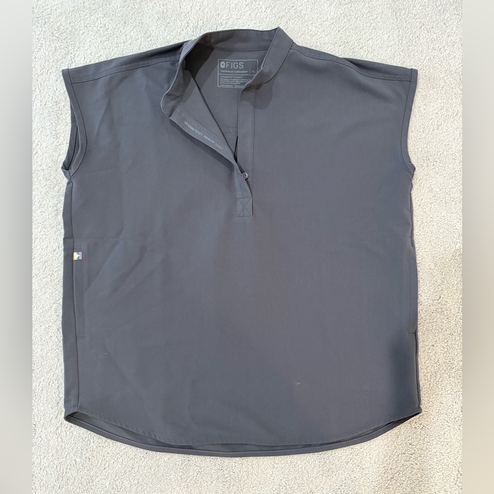 FIGS Rafaela Oversized Scrub Top
Charcoal Grey